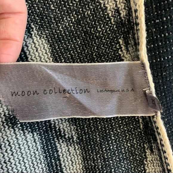 Moon collection black cream sweater size XL - Picture 4 of 6